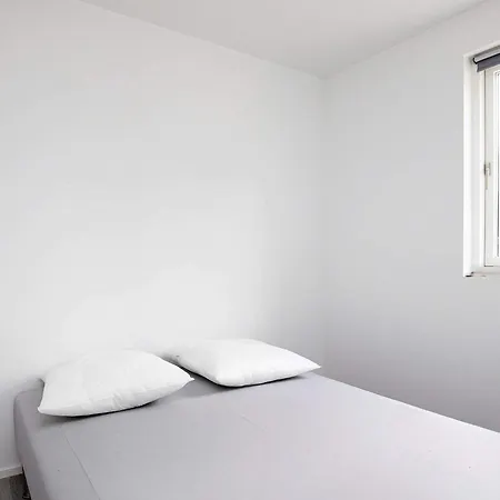 8 Person In Laeso-by Traum