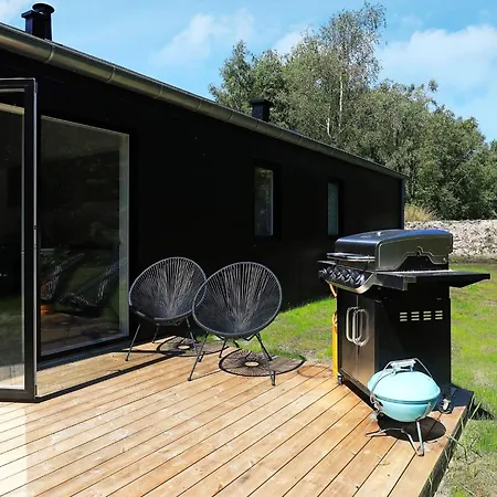 8 Person In Laeso-by Traum