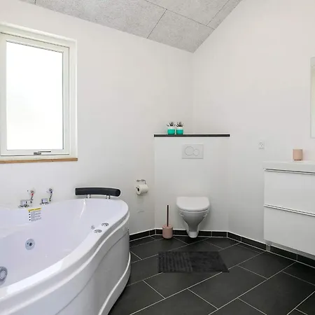 8 Person In Laeso-by Traum